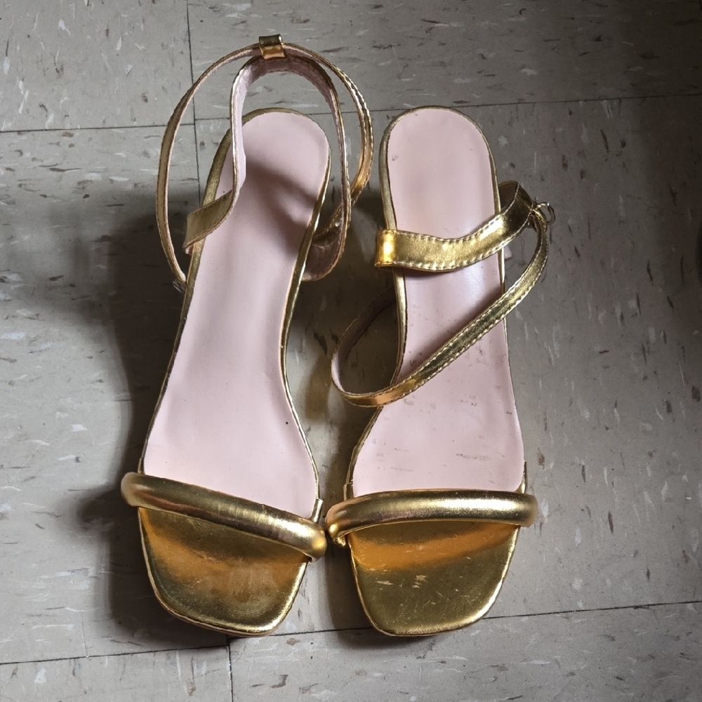 Elegant Gold Strappy Sandals - Picture 2 of 4